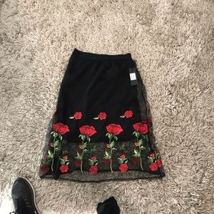 Mesh skirt with roses